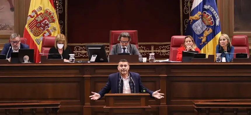 Oswaldo Betancort este viernes en el Parlamento autonómico.