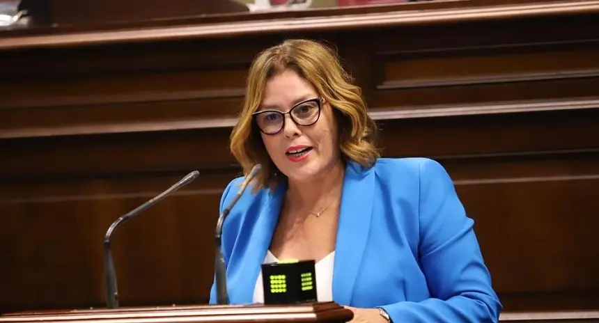 Astrid Pérez en el Parlamento autonómico.