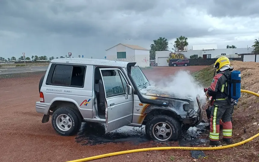 Los bomberos del Consorcio apagando el fuego en el coche.