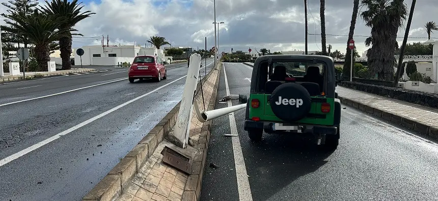 Imagen del vehículo tras chocar con la farola.