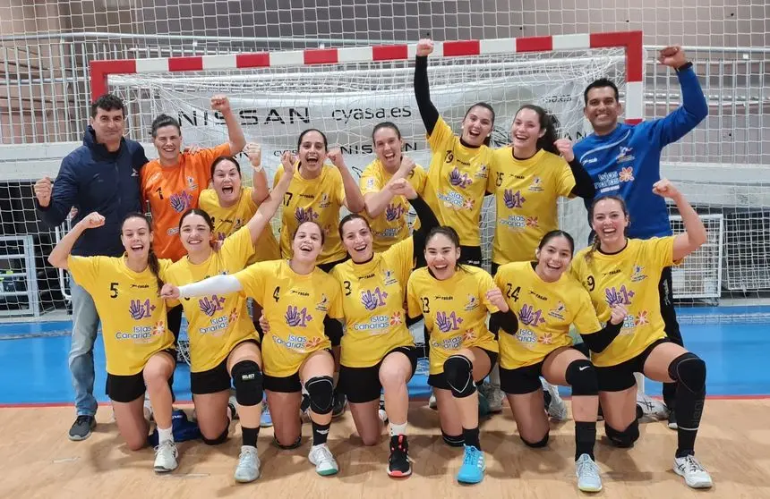 Imagen de las jugadoras y el cuerpo técnico celebrando el gran éxito