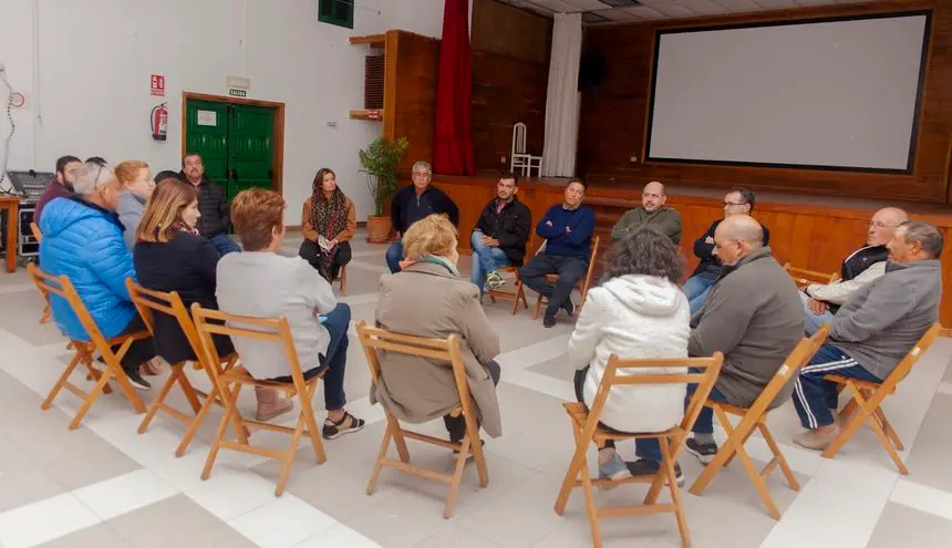 Imagen de una reunión con vecinos en Tiagua.