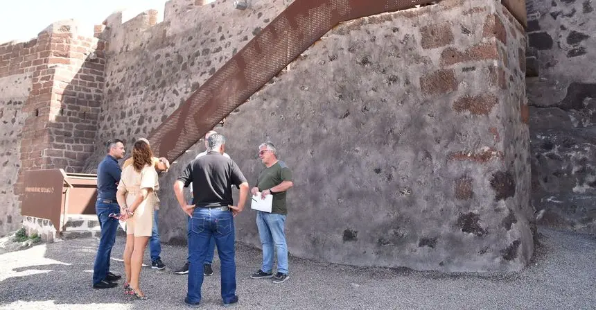 Imagen del alcalde y de su equipo de gobierno visitando el Castillo