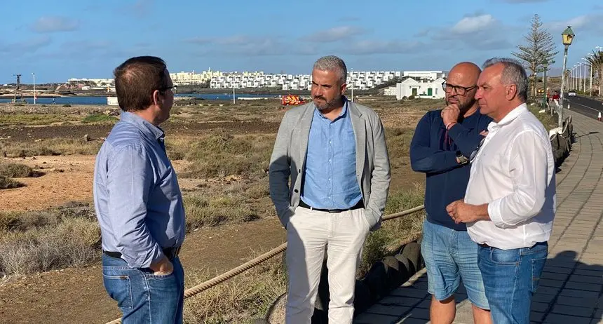 Antonio Morales con Luis Campos y otras personas que se interesaron por la situación de Tinajo