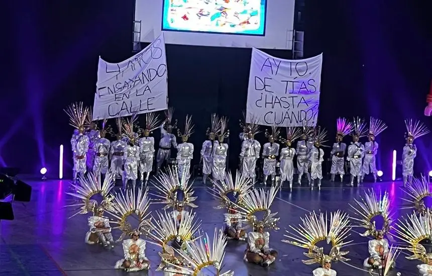 Imagen de la protesta de una de las comparsas de Tías