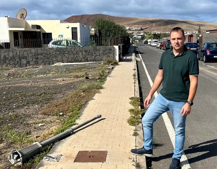 Bruno Medina señalando uno de los problemas de las calles de la zona sureña.