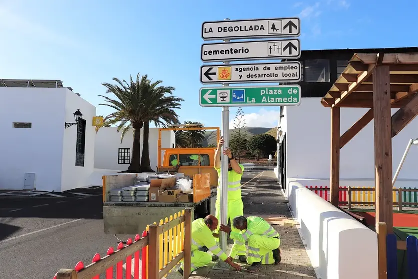 Operarios colocando las señales en Yaiza.