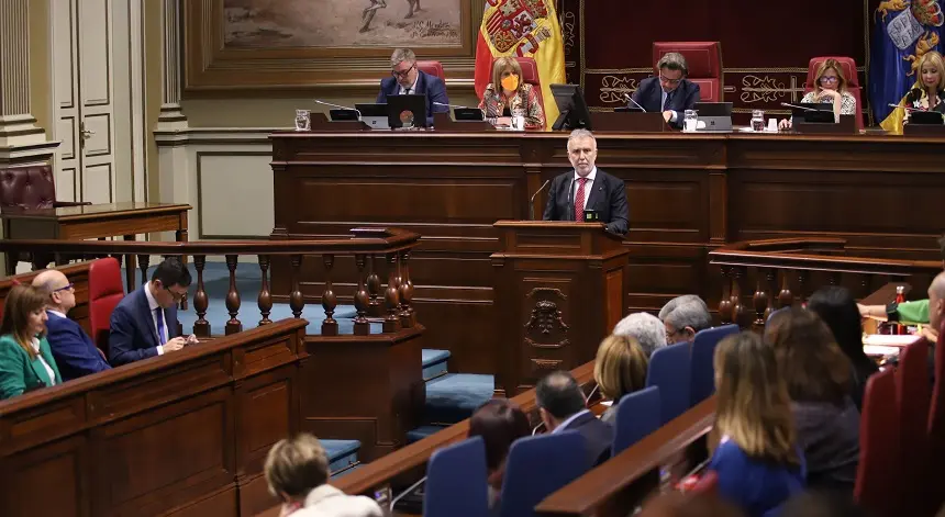 Ángel Víctor Torres durante su discurso en el Parlamento de Canarias.