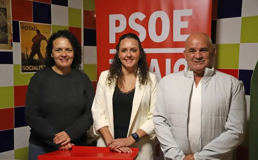 Begoña Hernández con dos de sus compañeros de partido