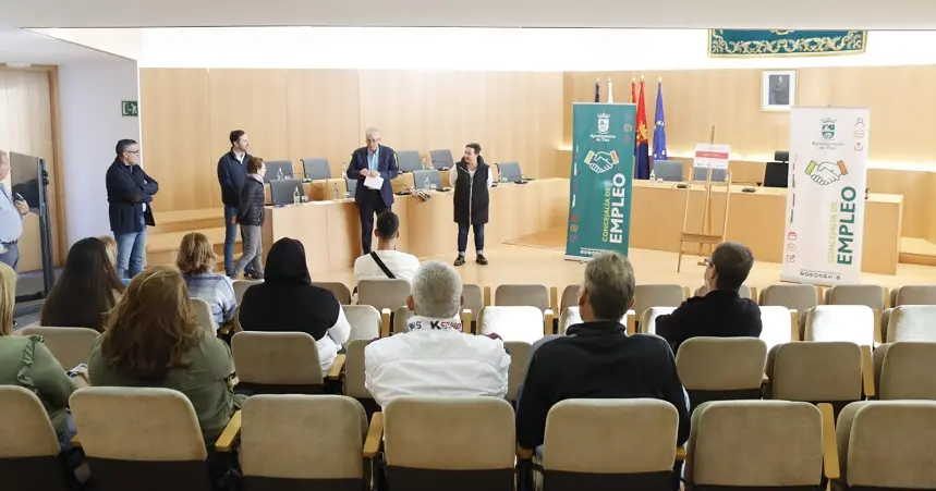 El alcalde, José Juan Cruz, y los concejales de Recursos Humanos, Empleo y Deportes, Tomás Silvera, Kalinda Pérez y Sergio García dando la bienvenida a los nuevos trabajadores.  