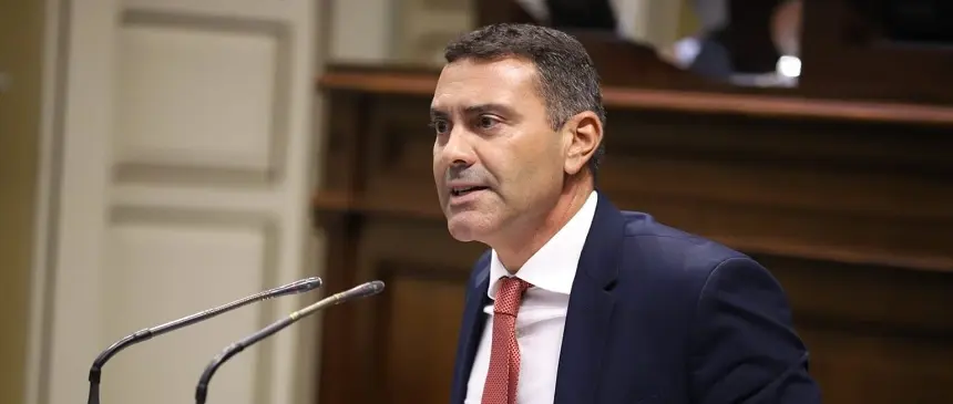 Oswaldo Betancort en el Parlamento canario.
