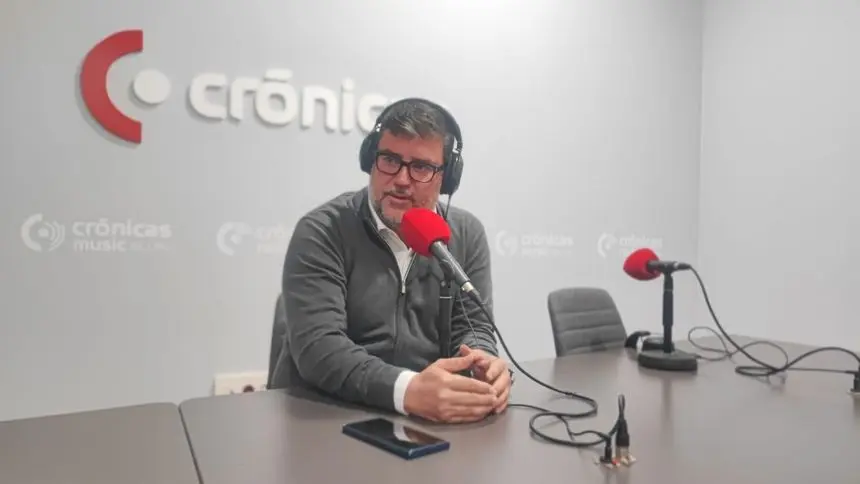 El alcalde de San Bartolomé, Isidro Pérez, en Crónicas Radio.