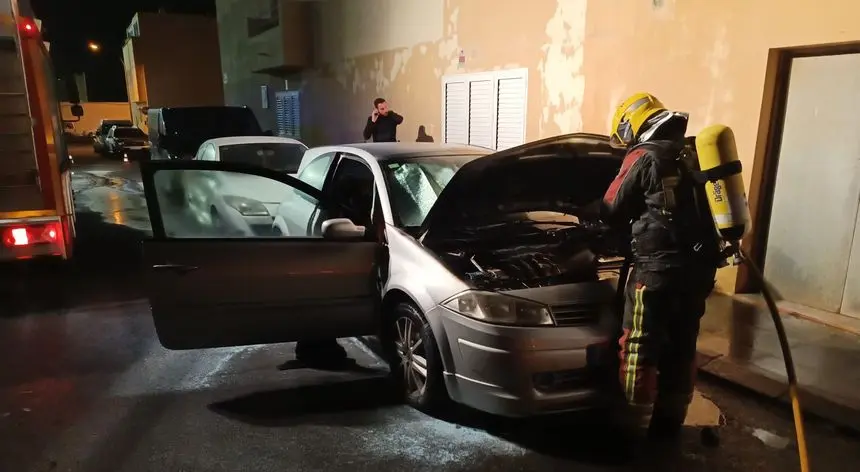 Los bomberos evitando que se extendiera el fuego