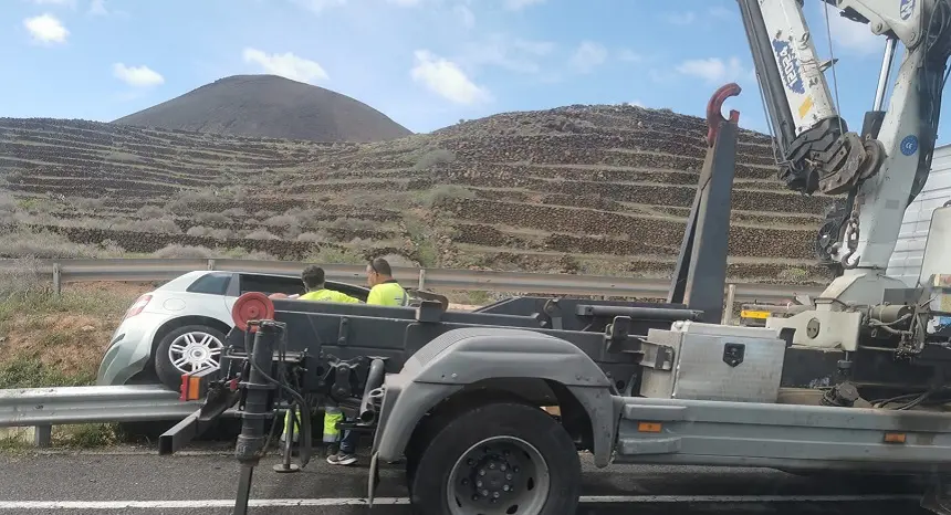 Imagen de la grúa retirando el vehículo.