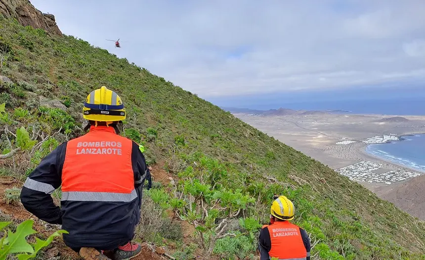Imagen de los bomberos durante la maniobra en el Risco de Famara.