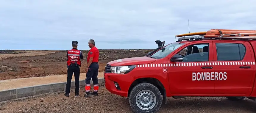 Imagen de los bomberos que participan en la búsqueda.