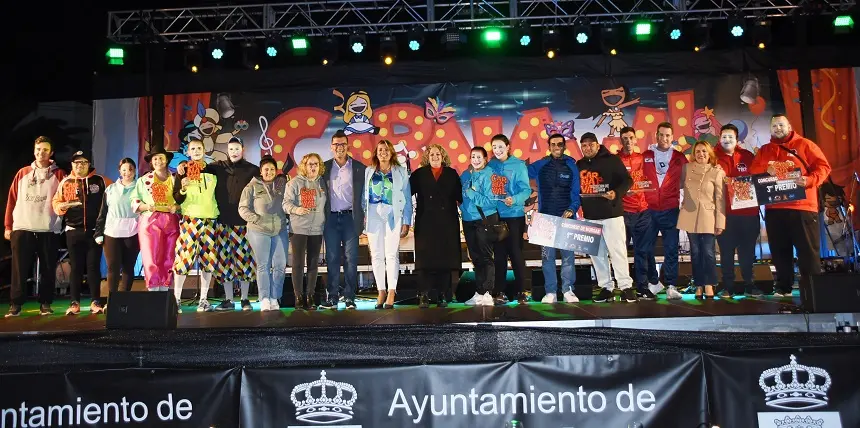 Representantes de las diferentes murgas sobre el escenario de Teguise.