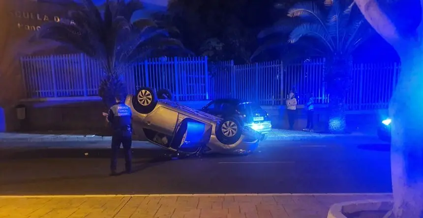 Imagen del coche volcado enfrente de la escuela Pancho Lasso de Arrecife