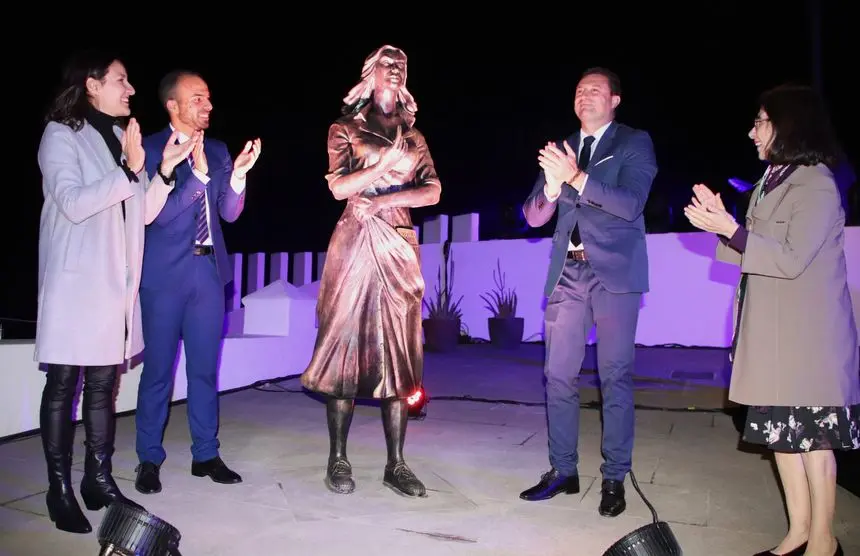 Imagen del momento de la presentación de la escultura