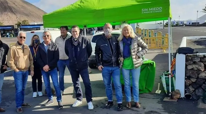 Óscar Pérez, en el centro de la imagen, en una de las mesas informativas que ha realizado VOX en Lanzarote en los últimos años