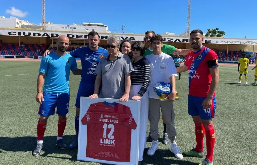 Imagen del bonito homenaje que se hizo a un hombre muy destacado en el fútbol local