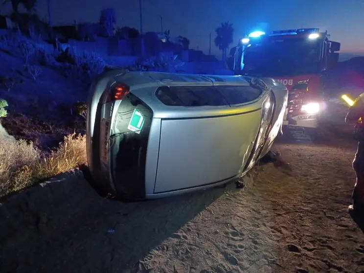 Vehículo volcado en la carretera de Puerto del Carmen.