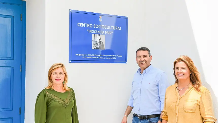 Oswaldo Betancort, Olivia Duque y Alicia Páez inaugurando el centro sociocultural de La Graciosa.
