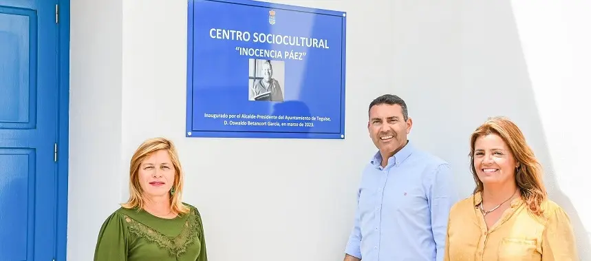 Oswaldo Betancort, Olivia Duque y Alicia P&aacute;ez inaugurando el centro sociocultural de La Graciosa.