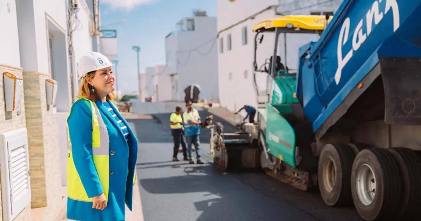 Astrid Pérez en las obras de asfaltado de Altavista.