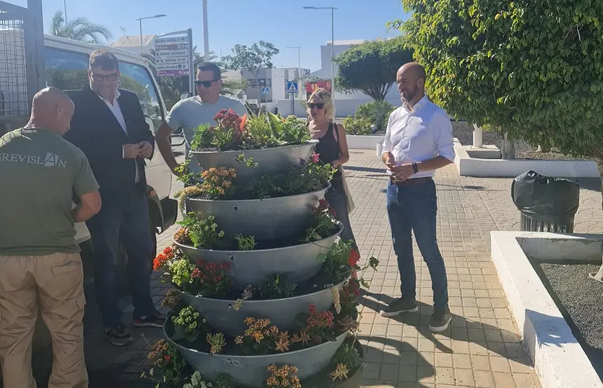Isidro Pérez y Raúl de León junto a los trabajadores de grevislan.