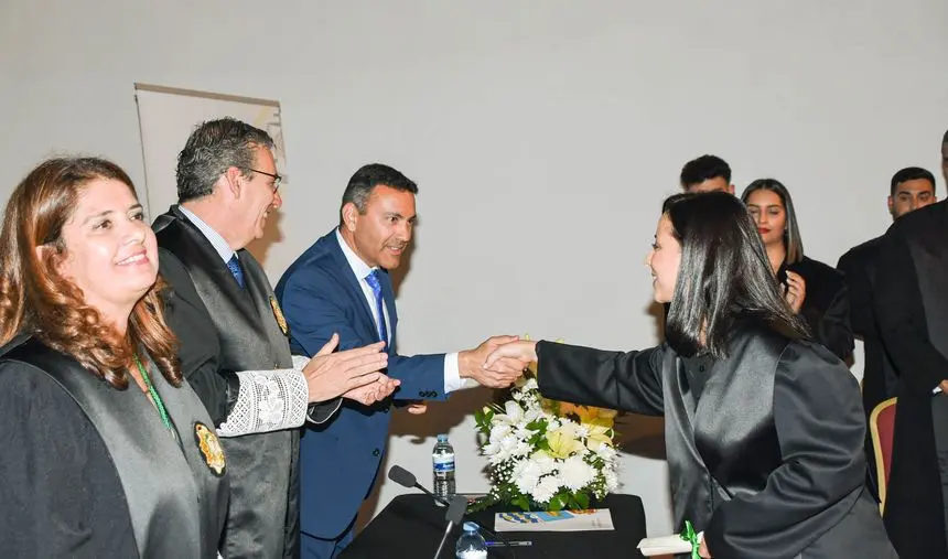 Oswaldo Betancort felicitando a una de las graduadas