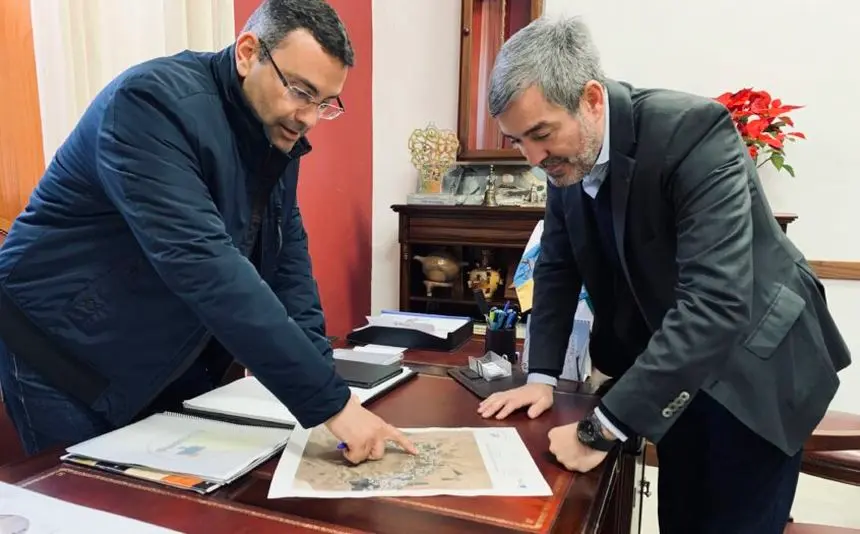 Fernando Clavijo con Oswaldo Betancort en Teguise preocupándose por los problemas de La Graciosa