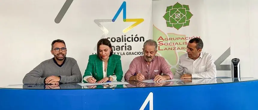 Imagen de la firma del acuerdo de los dos máximos responsables de los dos partidos