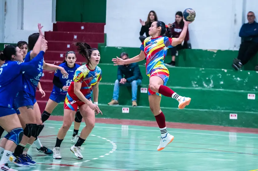 Imagen de archivo de una jugadora del Balonmano Zonzamas realizando un lanzamiento.