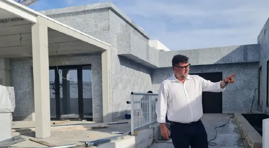 Isidro Alonso comprobando este lunes el estado de las obras.