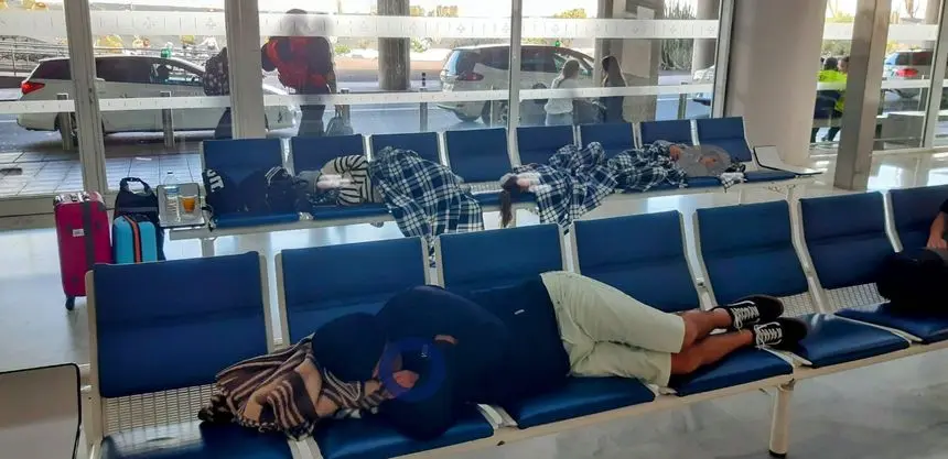 Imagen de gente durmiendo este domingo en el aeropuerto de Lanzarote por la cancelación de vuelos sin aviso