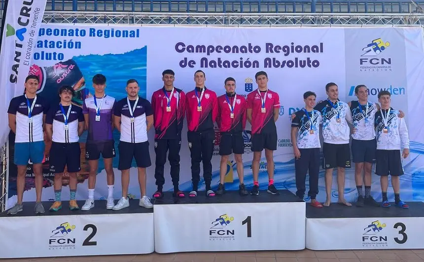 Componentes de ESNA en el podio del campeonato regional de natación absoluto.