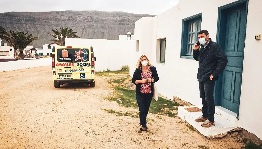 Oswaldo Betancort y Alicia Páez en La Graciosa.