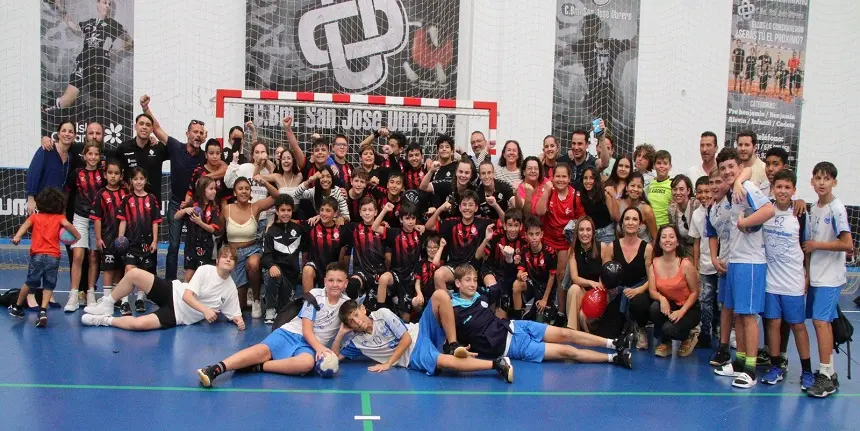 Jugadores del equipo infantil del San José Obrero celebrando la victoria junto a sus familiares.