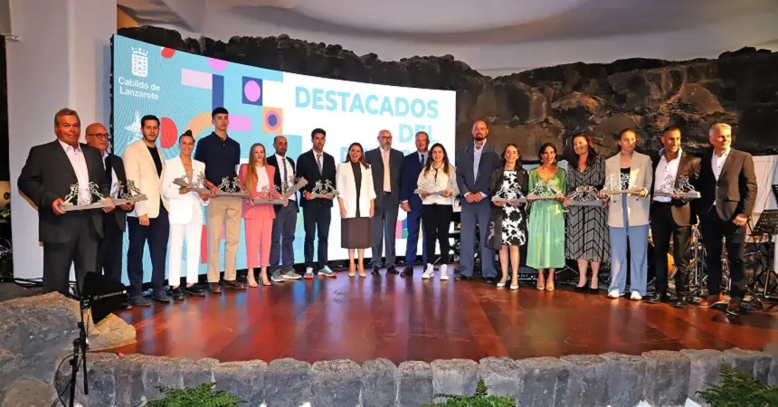 María Dolores Corujo y Alfredo Mendoza junto a los premiados.