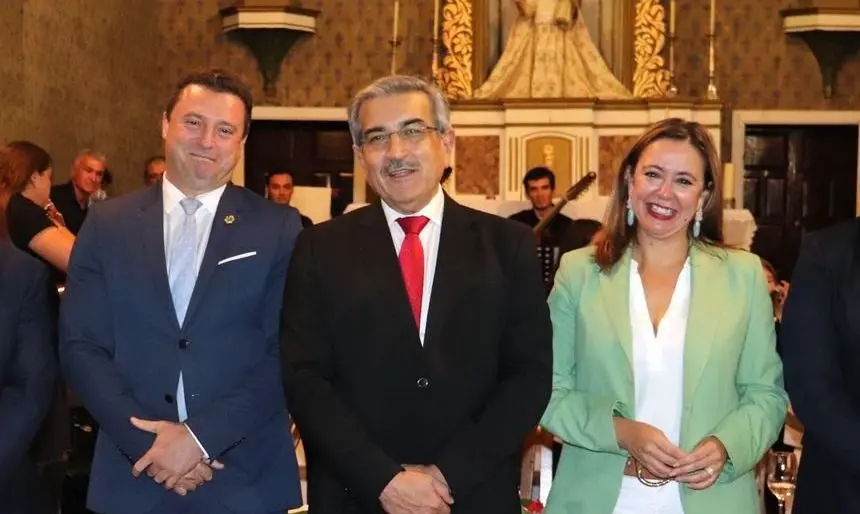 Óscar Noda con Román Rodríguez y María Dolores Corujo durante las fiestas de Femés.