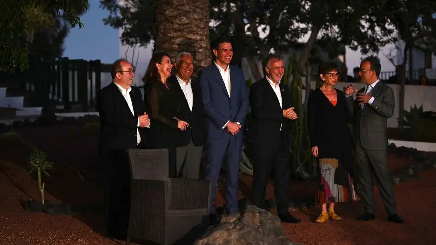 Imagen del presidente del Gobierno español con el primer ministro portugués, Pilar del Río, Ángel Víctor Torres, María Dolores Corujo y otras personalidades.