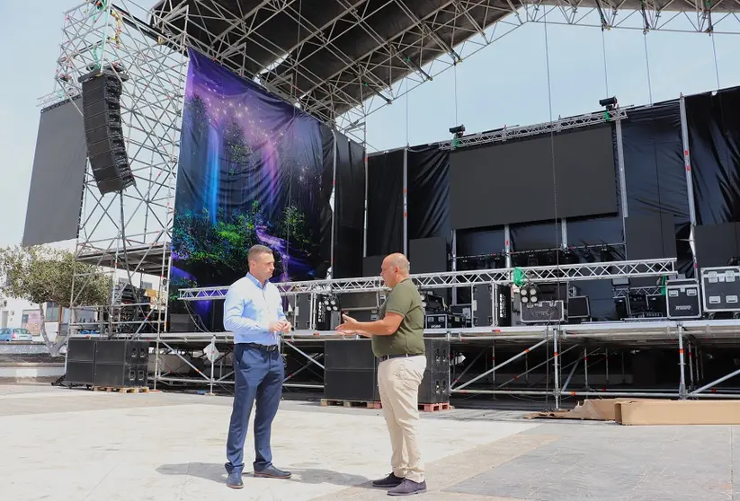 Óscar Noda junto al escenario de Playa Blanca.