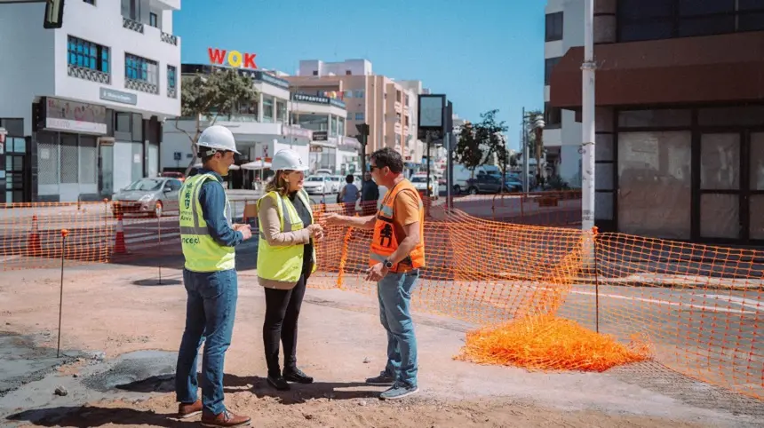 Astrid Pérez junto a Eduardo Placeres en la obras de la calle Manolo Millares.