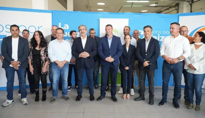 Imagen de Noda con Román Rodríguez y el resto de personas que se presentan en Lanzarote.