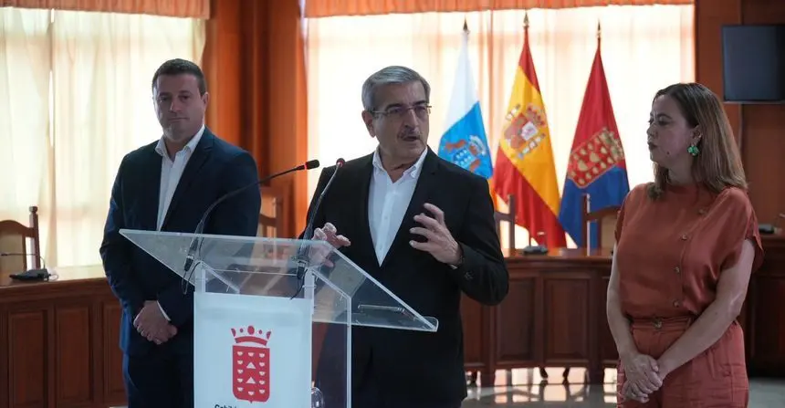 Román Rodríguez y Óscar Noda con la actual presidenta del Cabildo.