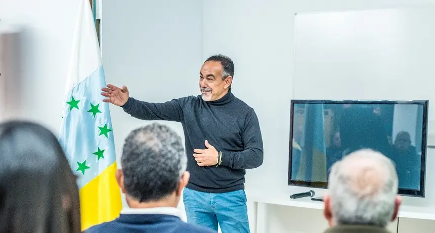 Víctor Robayna durante la inauguración de su nueva sede.