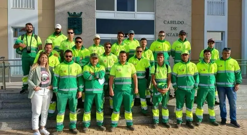 Imagen de los trabajadores de conservación de márgenes de carretera en la puerta del Cabildo.