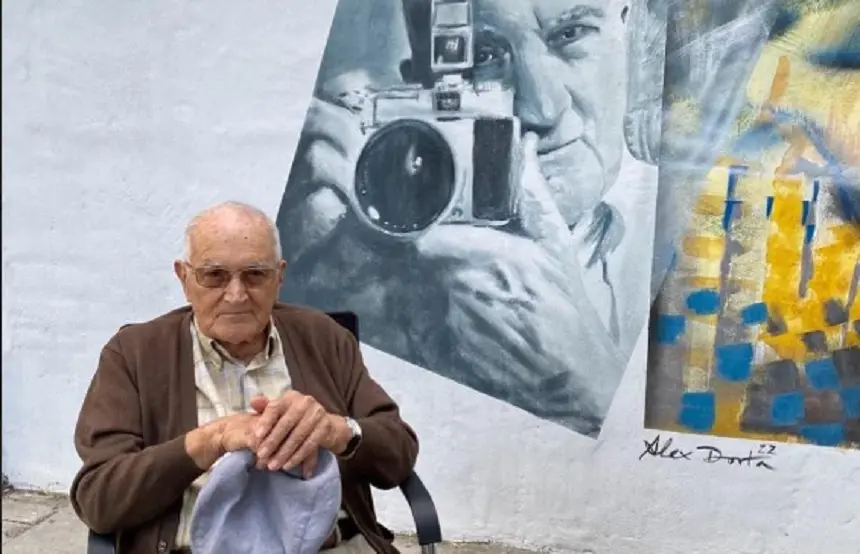 Imagen del fotógrafo con el dibujo que hay dedicado a él en el pueblo. 