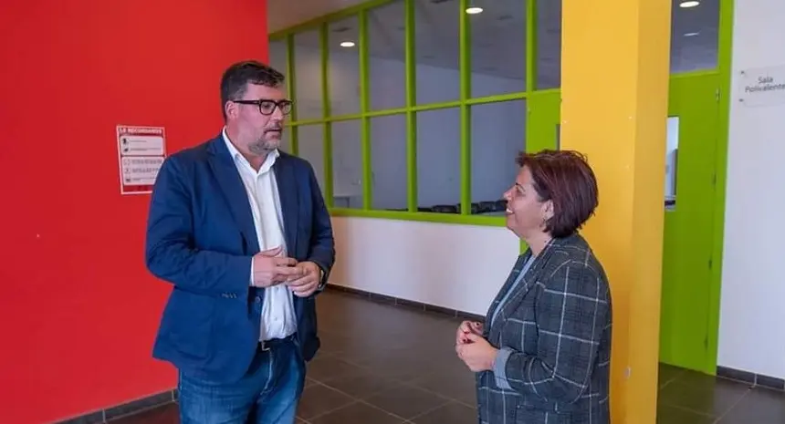 El alcalde de San Bartolomé con la concejal de Educación.